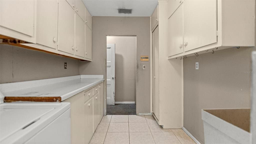 For Sale: $349,999 (3 beds, 2 baths, 2280 Square Feet)