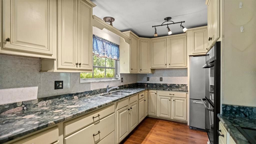 For Sale: $349,999 (3 beds, 2 baths, 2280 Square Feet)