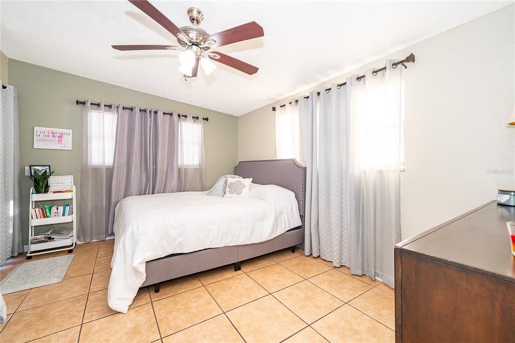 For Rent: $1,950 (4 beds, 2 baths, 1274 Square Feet)