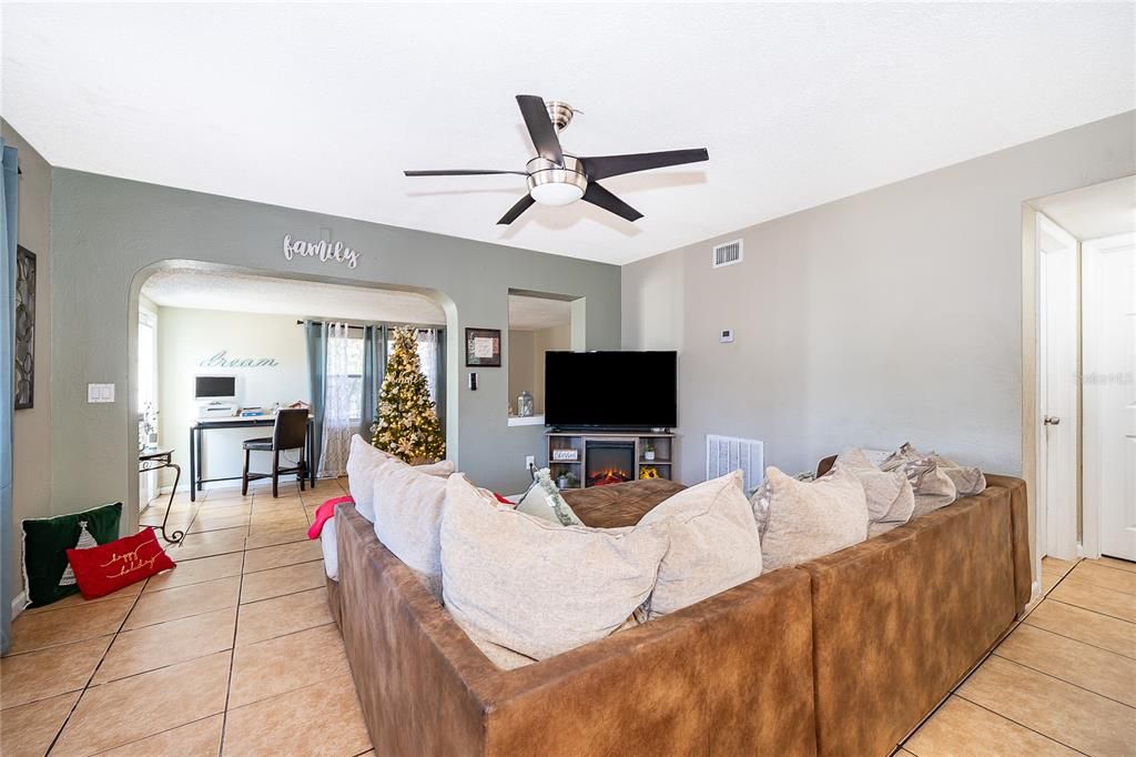 For Rent: $1,950 (4 beds, 2 baths, 1274 Square Feet)