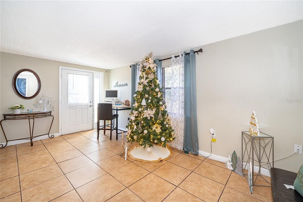 For Rent: $1,950 (4 beds, 2 baths, 1274 Square Feet)