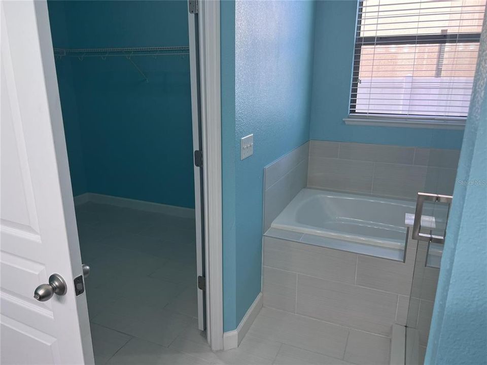 Activo con contrato: $1,900 (4 camas, 2 baños, 1702 Pies cuadrados)