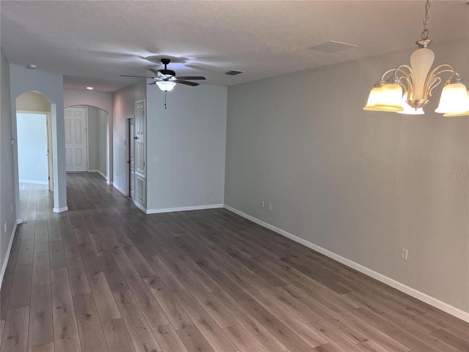 Activo con contrato: $1,900 (4 camas, 2 baños, 1702 Pies cuadrados)