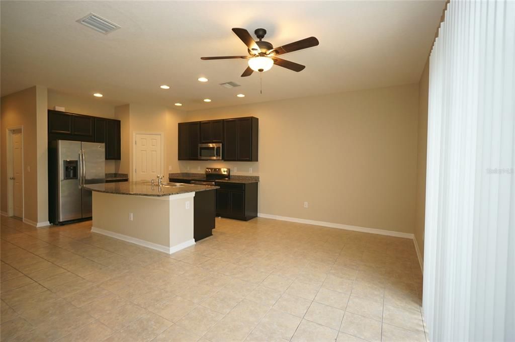 For Rent: $2,100 (3 beds, 2 baths, 1400 Square Feet)