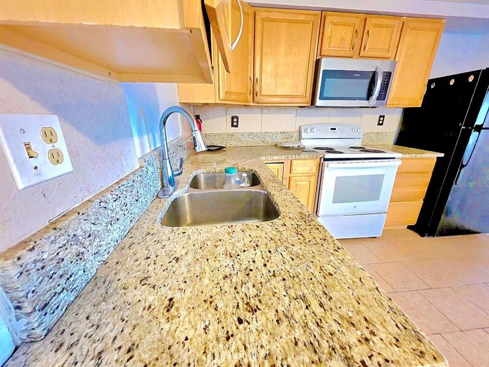 На продажу: $245,000 (2 спален, 1 ванн, 1096 Квадратных фут)