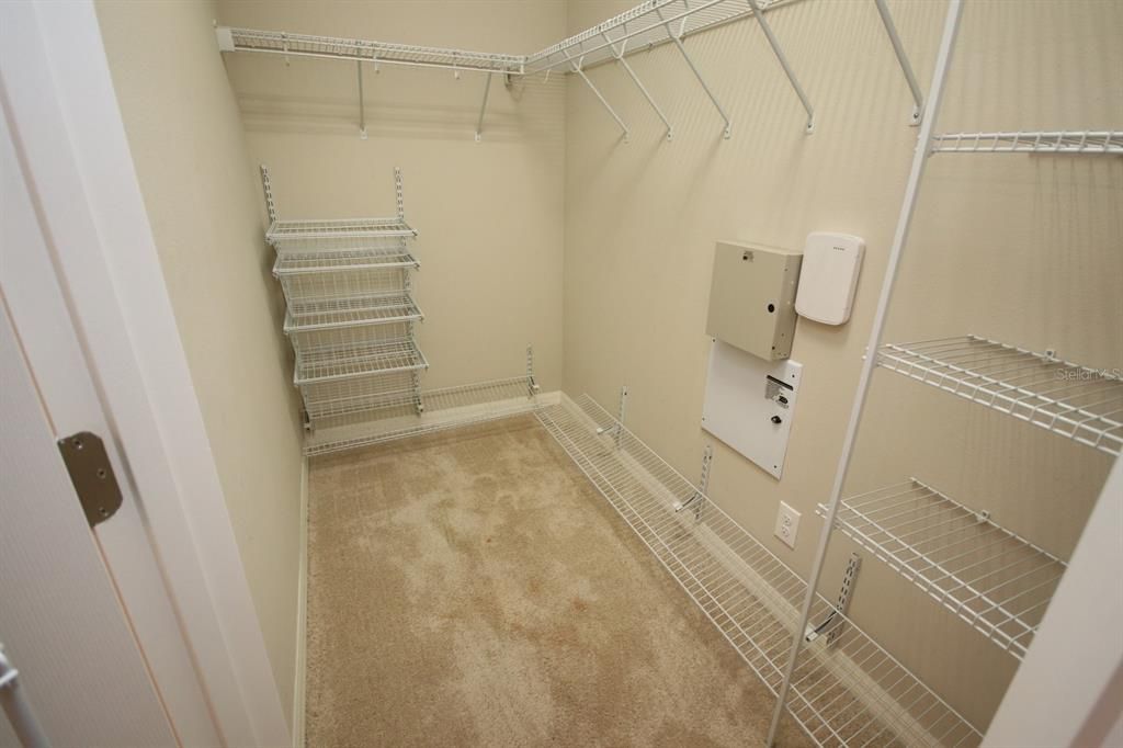 Activo con contrato: $2,795 (3 camas, 2 baños, 2050 Pies cuadrados)