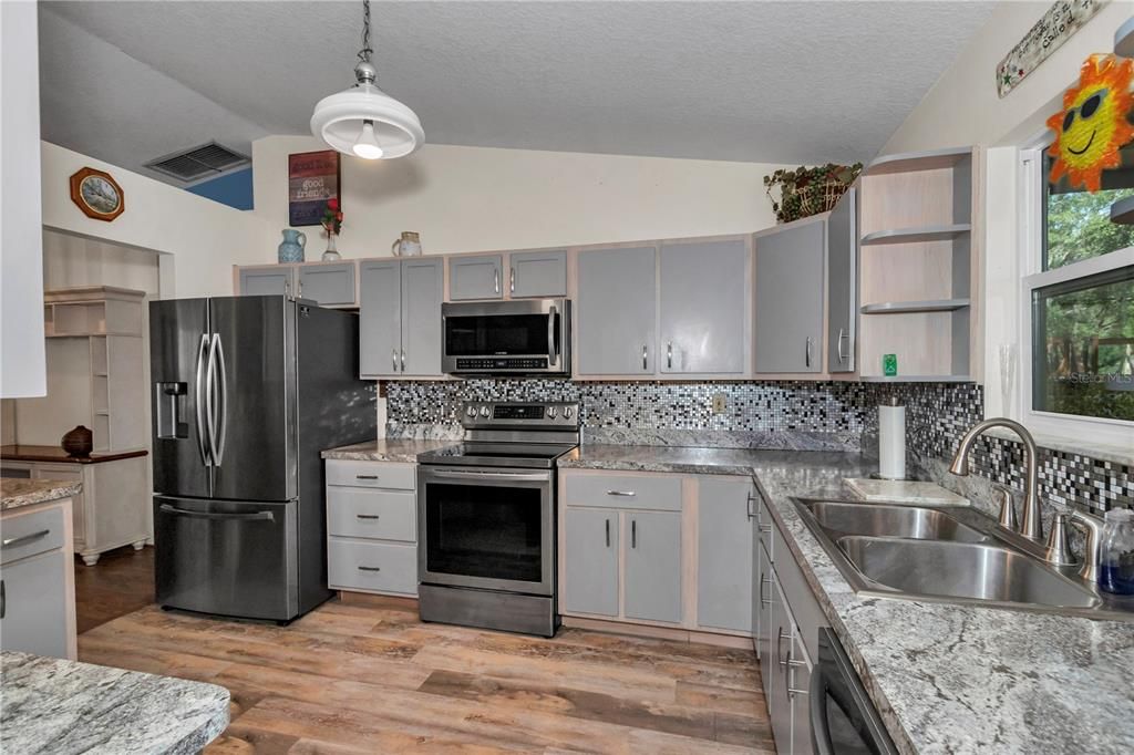 На продажу: $319,900 (3 спален, 2 ванн, 1401 Квадратных фут)