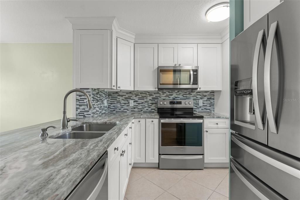 For Sale: $247,000 (2 beds, 1 baths, 960 Square Feet)