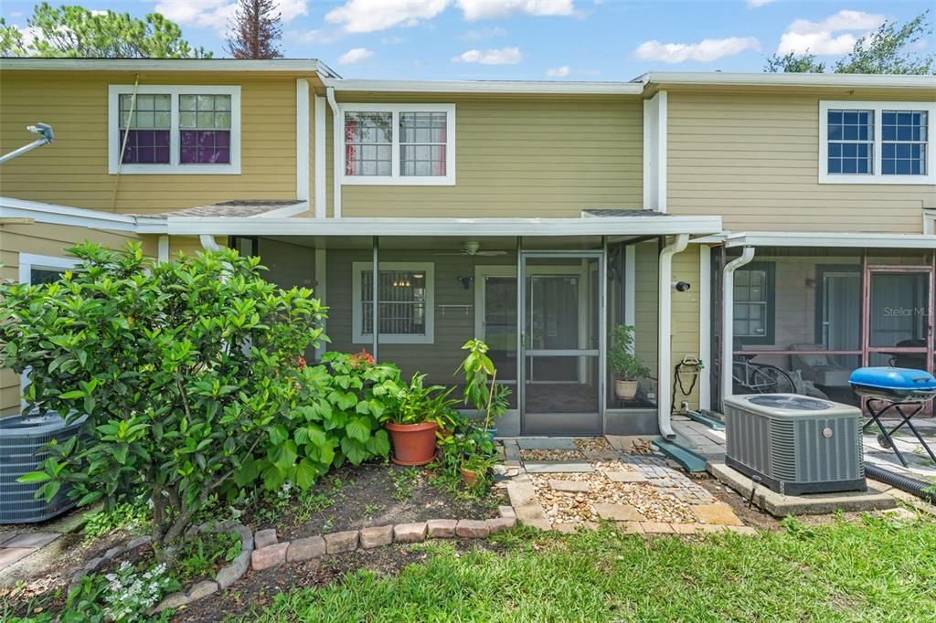 For Sale: $247,000 (2 beds, 1 baths, 960 Square Feet)