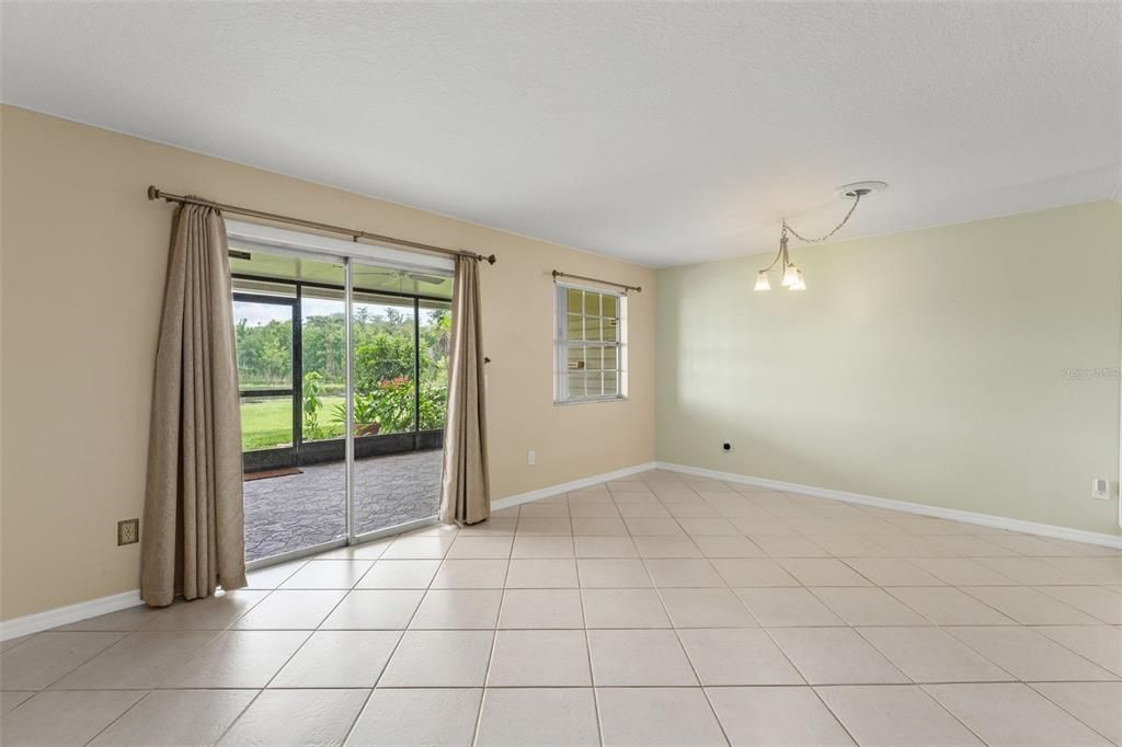 For Sale: $247,000 (2 beds, 1 baths, 960 Square Feet)