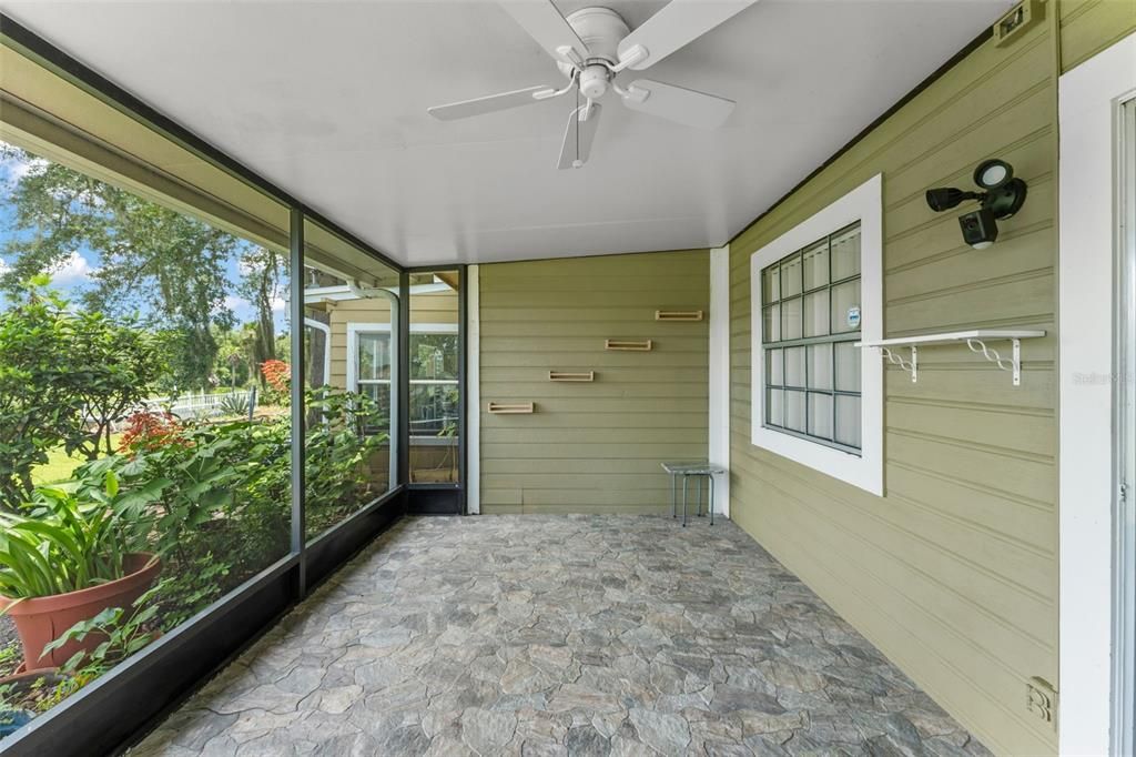 For Sale: $247,000 (2 beds, 1 baths, 960 Square Feet)