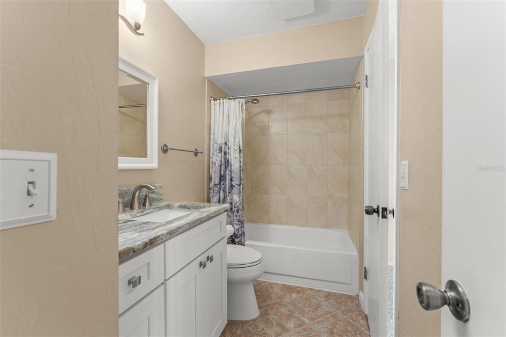 For Sale: $247,000 (2 beds, 1 baths, 960 Square Feet)