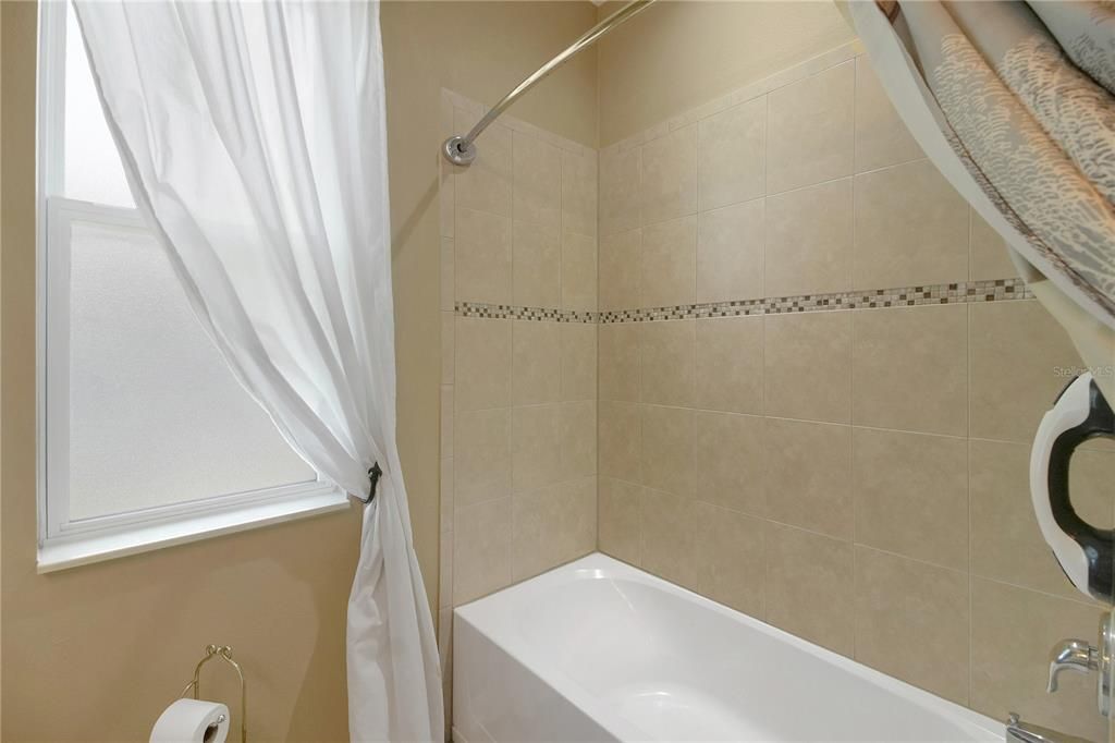 En Venta: $330,000 (4 camas, 2 baños, 1864 Pies cuadrados)