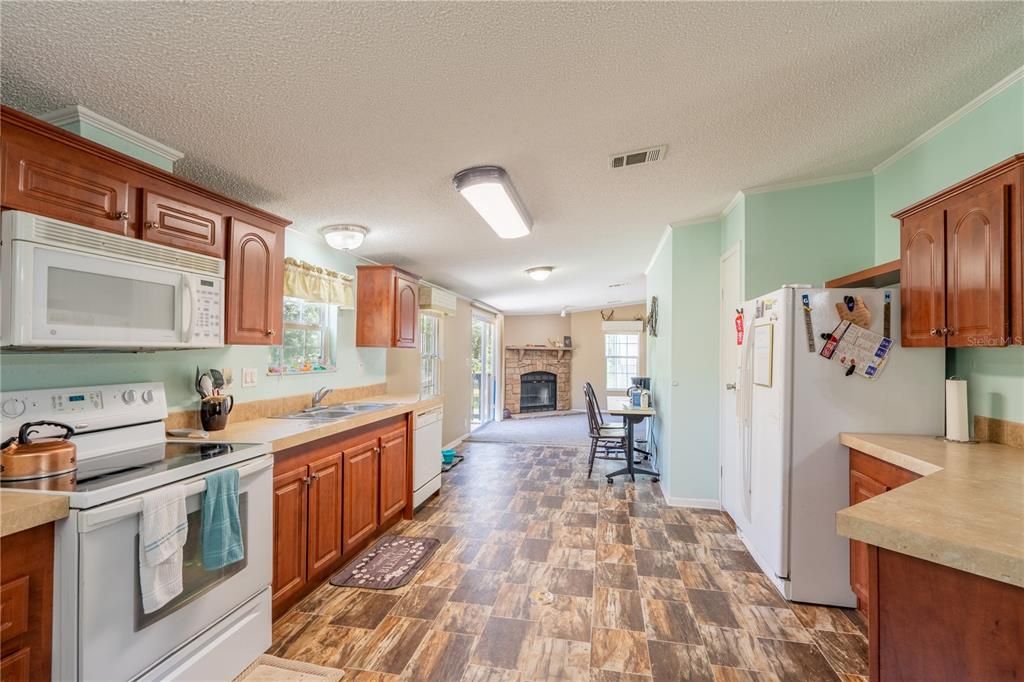 For Sale: $295,000 (3 beds, 2 baths, 1512 Square Feet)