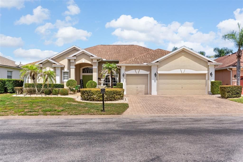 For Sale: $580,000 (4 beds, 3 baths, 2560 Square Feet)