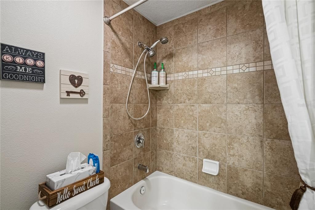 En Venta: $575,000 (4 camas, 3 baños, 1956 Pies cuadrados)