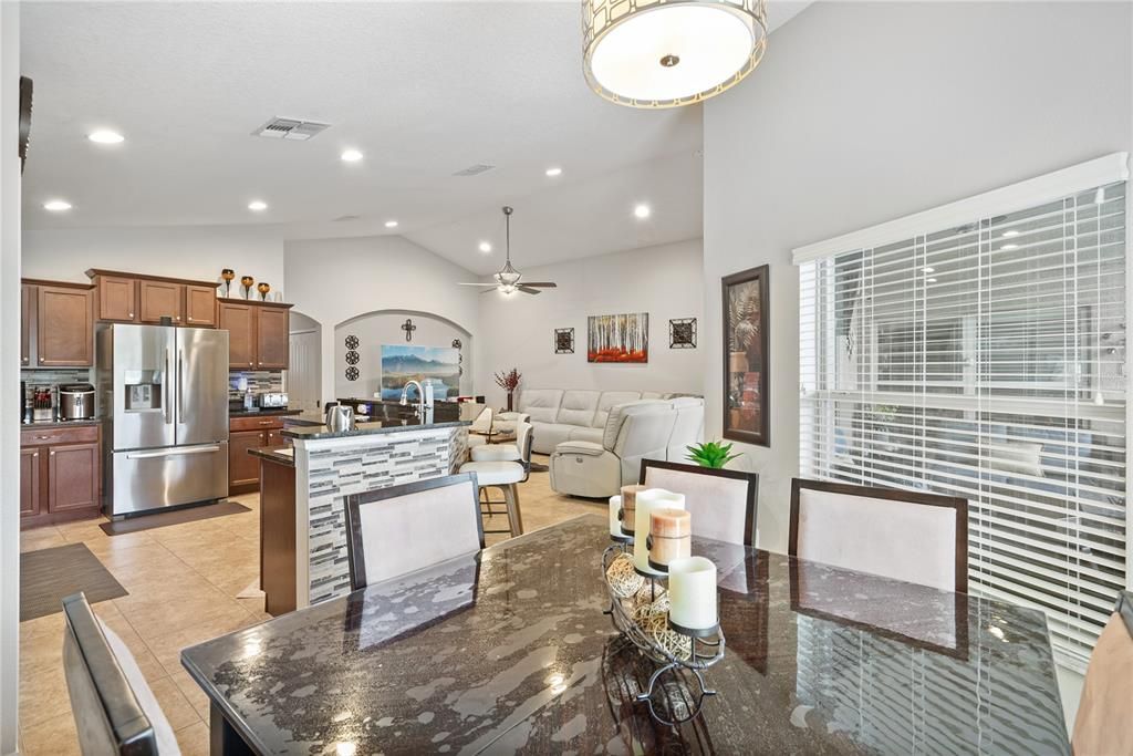 En Venta: $575,000 (4 camas, 3 baños, 1956 Pies cuadrados)