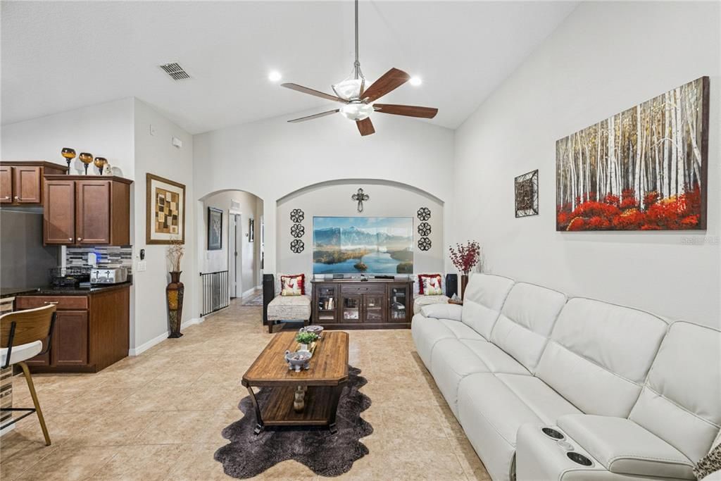 En Venta: $575,000 (4 camas, 3 baños, 1956 Pies cuadrados)