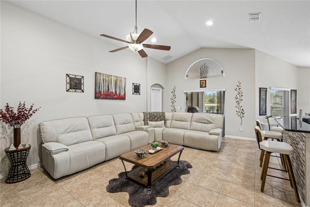En Venta: $575,000 (4 camas, 3 baños, 1956 Pies cuadrados)