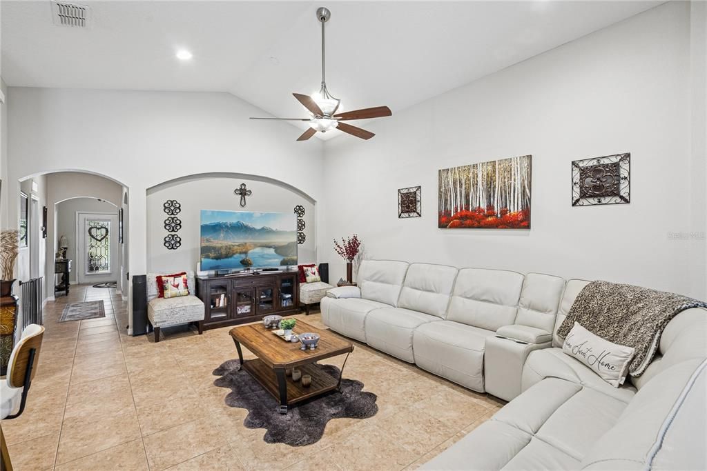 En Venta: $575,000 (4 camas, 3 baños, 1956 Pies cuadrados)