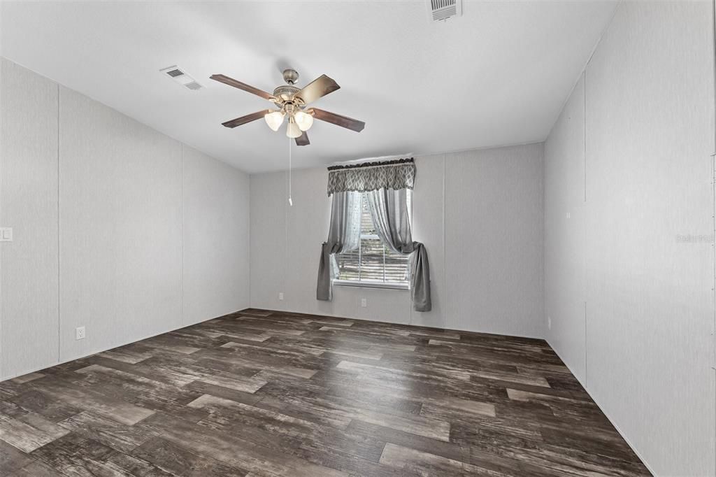 For Sale: $300,000 (4 beds, 2 baths, 1404 Square Feet)