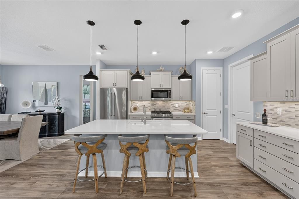 For Sale: $412,000 (2 beds, 2 baths, 1703 Square Feet)