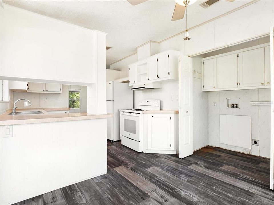 На продажу: $199,000 (2 спален, 2 ванн, 972 Квадратных фут)