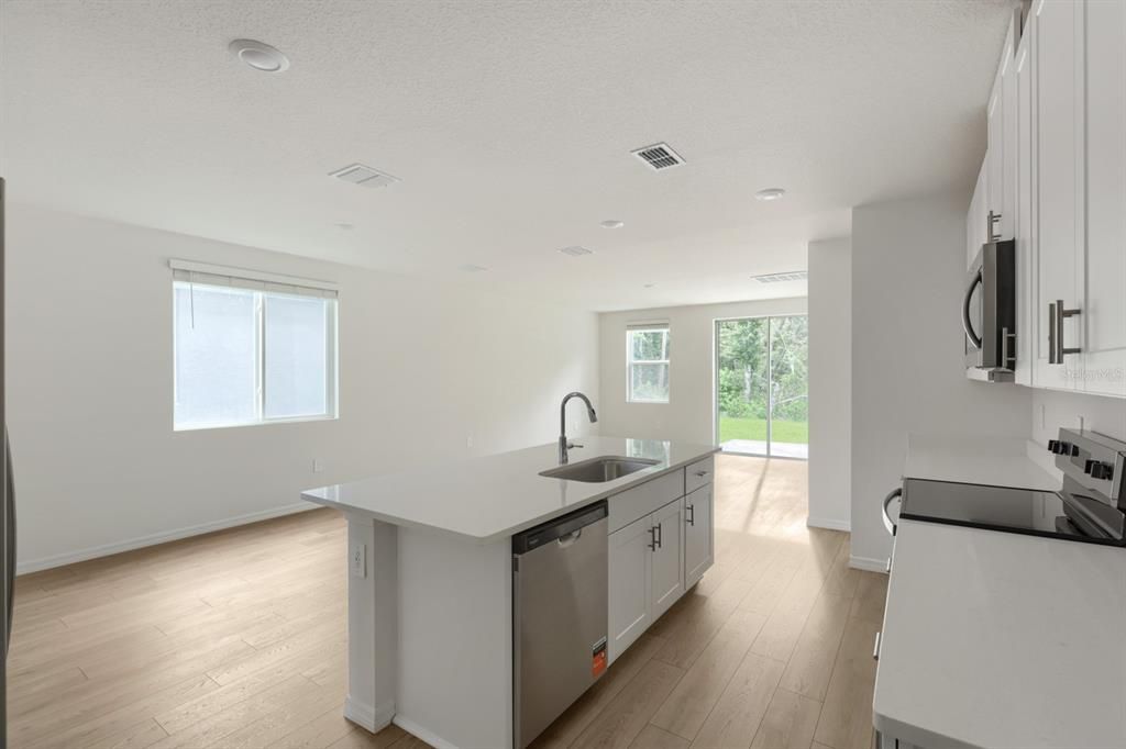 En Venta: $365,000 (4 camas, 2 baños, 2168 Pies cuadrados)