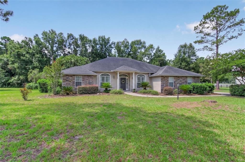 For Sale: $469,900 (3 beds, 2 baths, 2204 Square Feet)