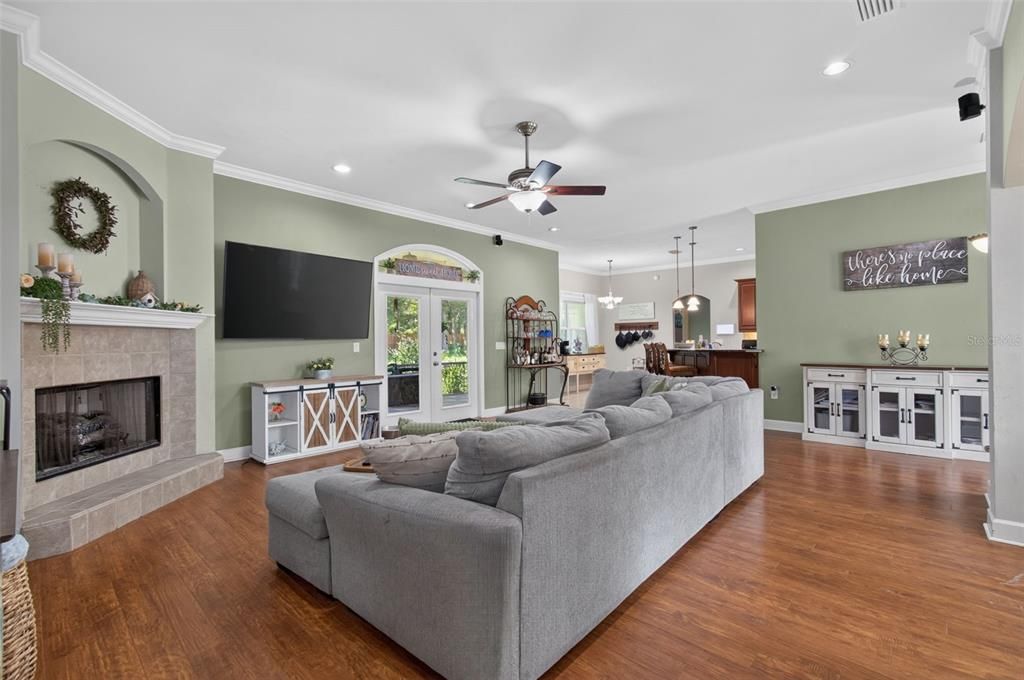 For Sale: $469,900 (3 beds, 2 baths, 2204 Square Feet)