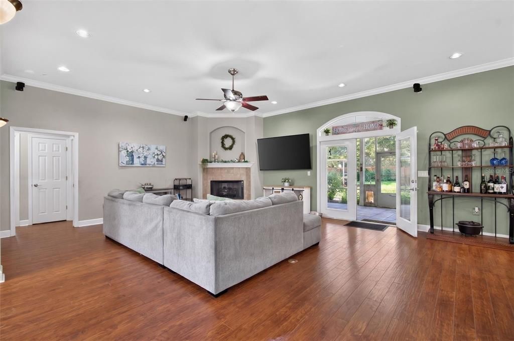 For Sale: $469,900 (3 beds, 2 baths, 2204 Square Feet)