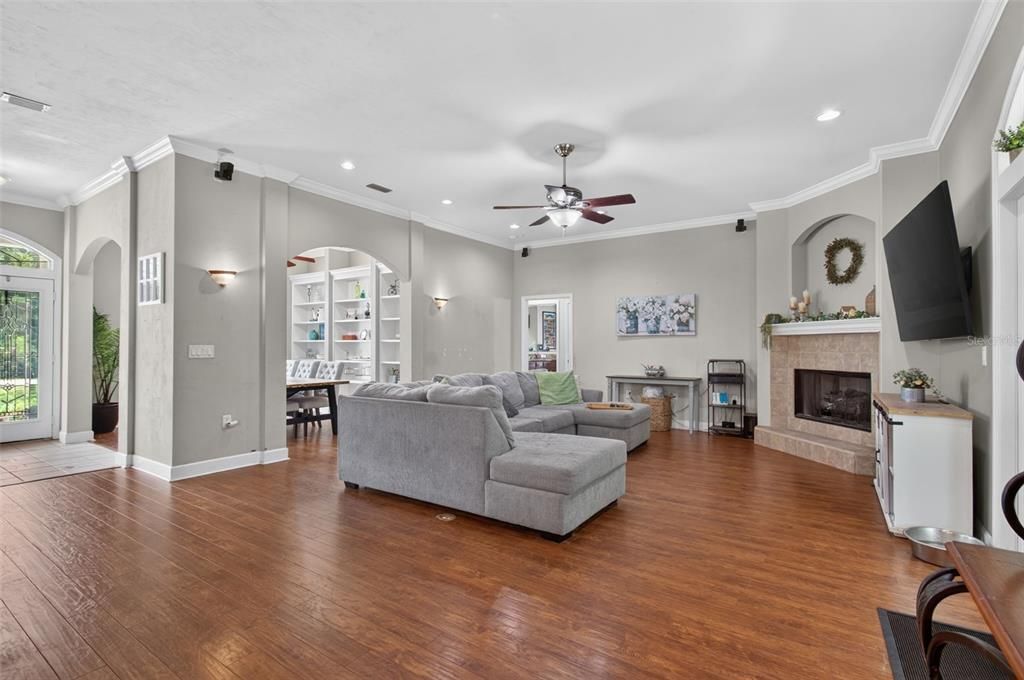 For Sale: $469,900 (3 beds, 2 baths, 2204 Square Feet)