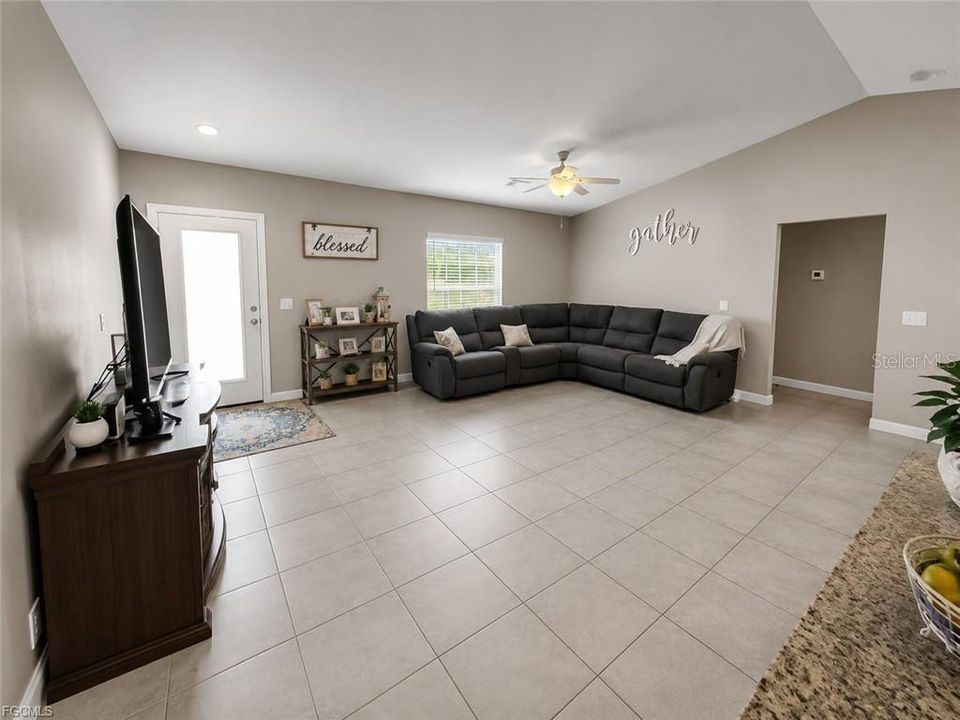 For Sale: $309,000 (3 beds, 2 baths, 1640 Square Feet)