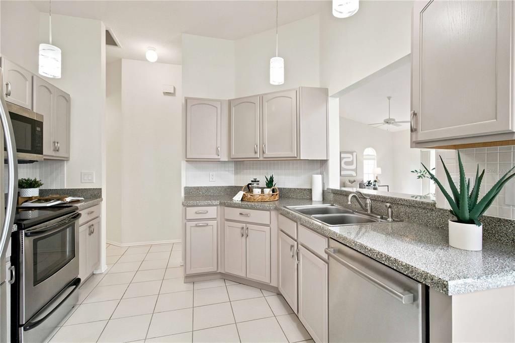For Sale: $315,000 (2 beds, 2 baths, 1573 Square Feet)