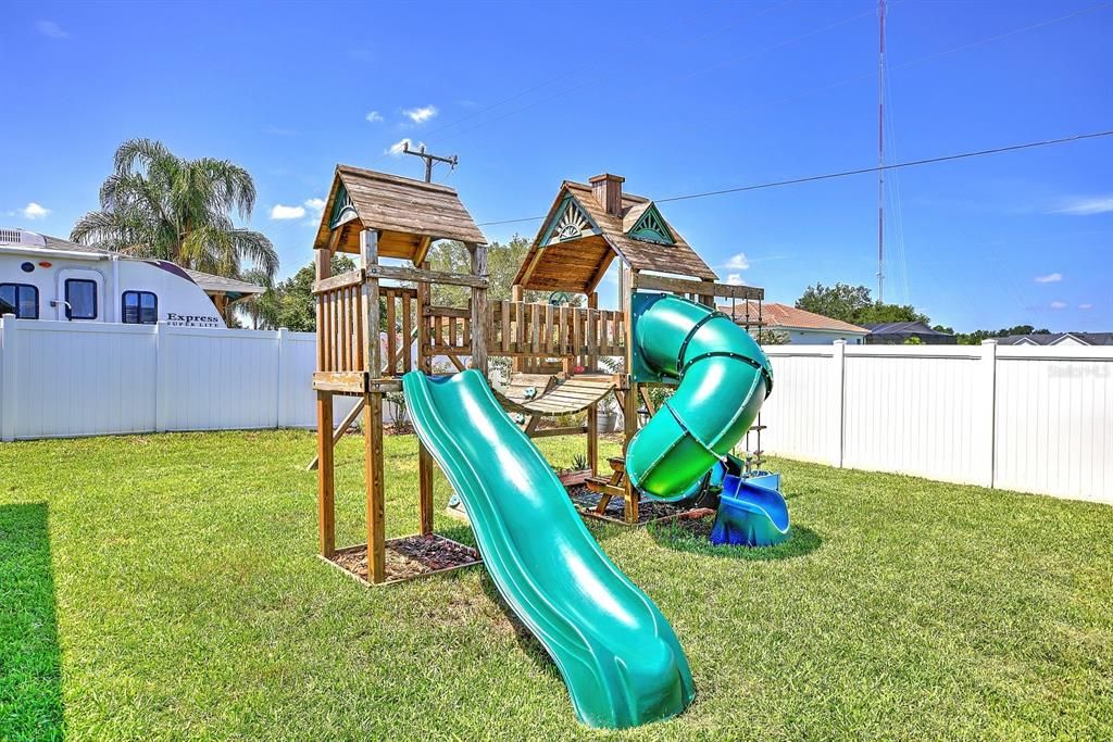 For Sale: $425,000 (3 beds, 2 baths, 2319 Square Feet)