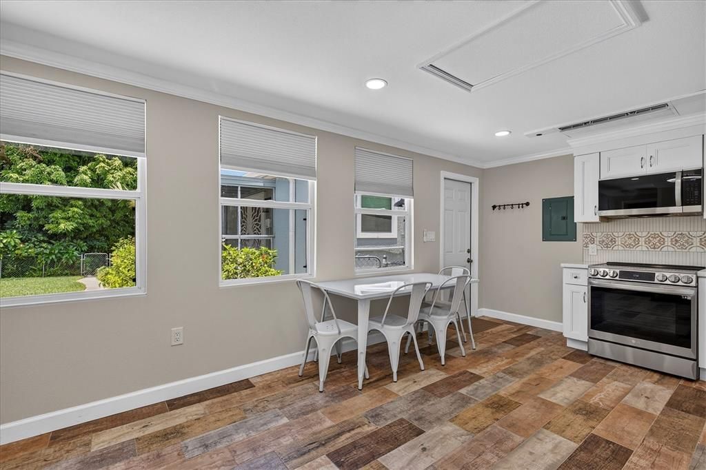 En Venta: $799,400 (3 camas, 3 baños, 2815 Pies cuadrados)