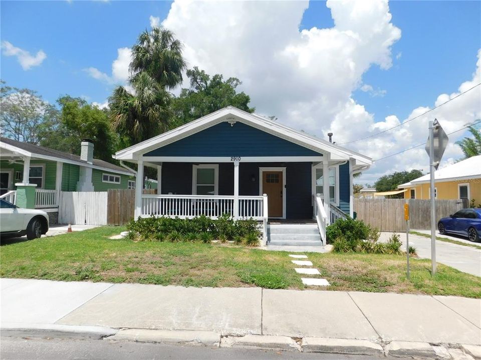 En Venta: $699,000 (3 camas, 2 baños, 2026 Pies cuadrados)
