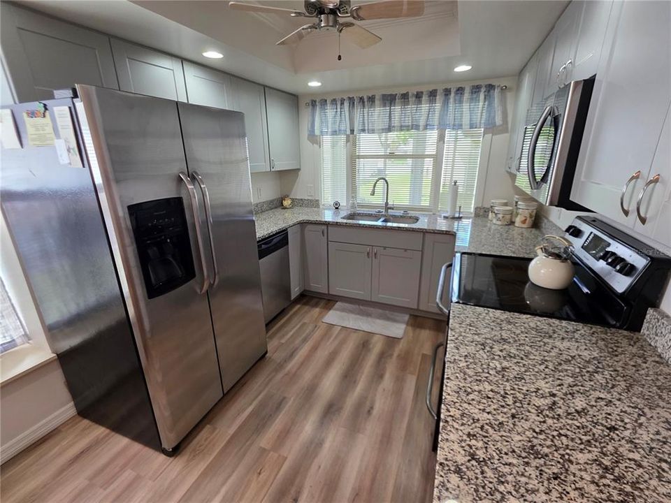 На продажу: $229,900 (2 спален, 2 ванн, 1274 Квадратных фут)