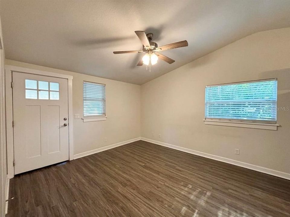 For Rent: $1,850 (2 beds, 1 baths, 1012 Square Feet)