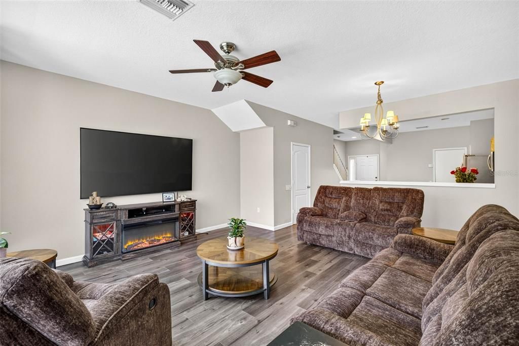 For Sale: $265,000 (3 beds, 2 baths, 1588 Square Feet)