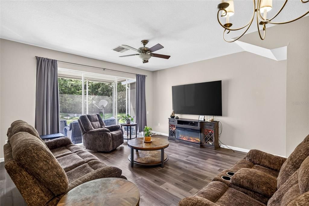 For Sale: $265,000 (3 beds, 2 baths, 1588 Square Feet)