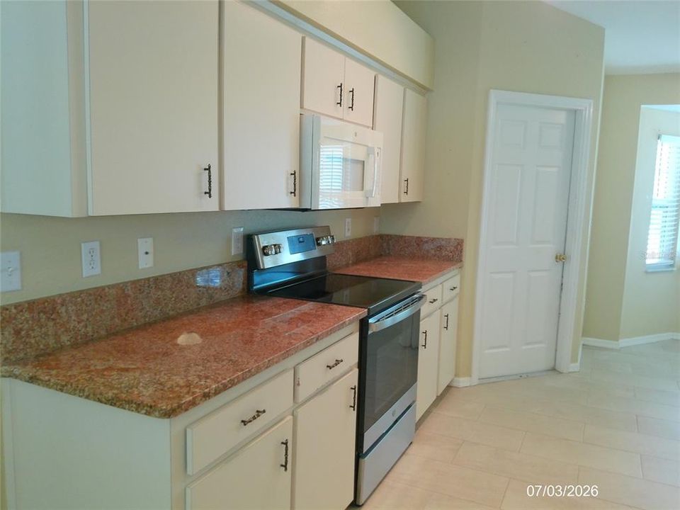 For Sale: $325,000 (3 beds, 2 baths, 1439 Square Feet)