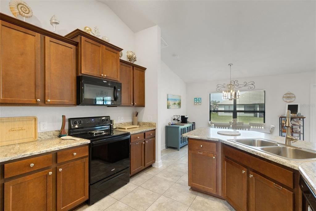 На продажу: $359,000 (4 спален, 2 ванн, 1788 Квадратных фут)