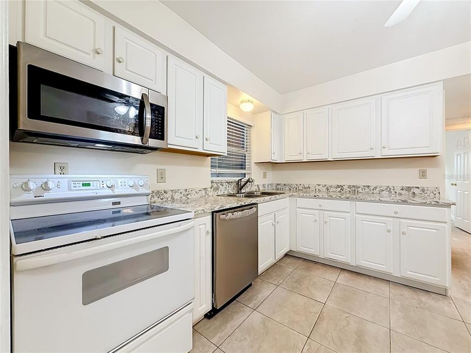 En Venta: $345,000 (2 camas, 2 baños, 946 Pies cuadrados)