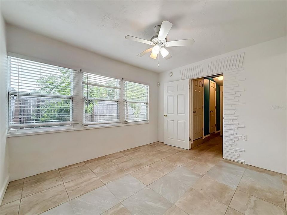 En Venta: $345,000 (2 camas, 2 baños, 946 Pies cuadrados)