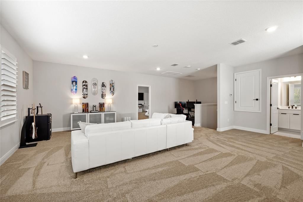 For Sale: $1,169,999 (5 beds, 5 baths, 4074 Square Feet)