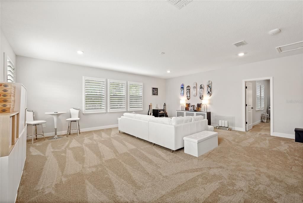 For Sale: $1,169,999 (5 beds, 5 baths, 4074 Square Feet)