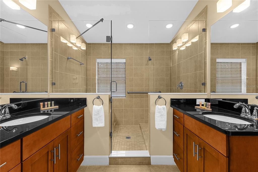 Activo con contrato: $660,000 (4 camas, 3 baños, 2000 Pies cuadrados)