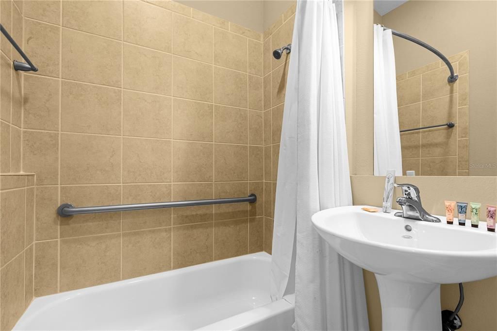Activo con contrato: $660,000 (4 camas, 3 baños, 2000 Pies cuadrados)