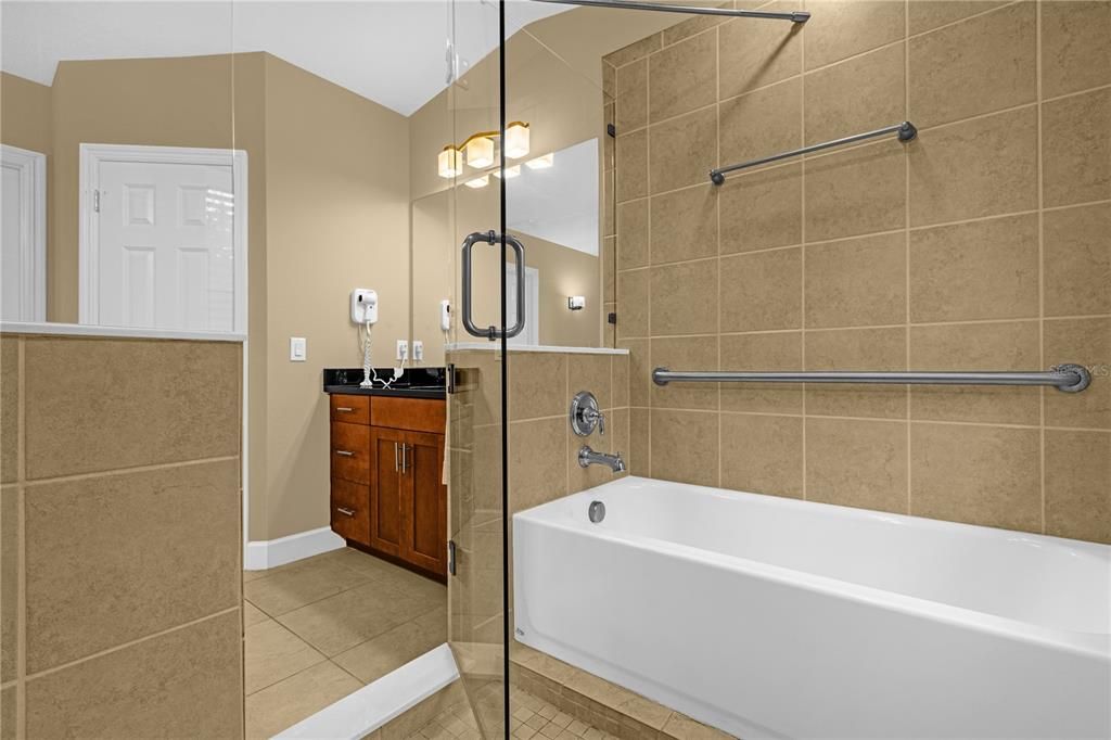 Activo con contrato: $660,000 (4 camas, 3 baños, 2000 Pies cuadrados)